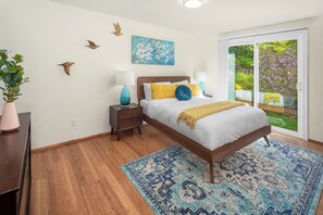 3 quartos, escrivaninha, ferros/tábuas de passar roupa, berço de viagem