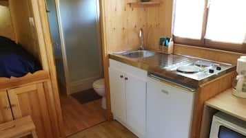 Wasserkocher mit Kaffee-/Teezubehör, Kühlschrank, Mikrowelle, Herdplatte