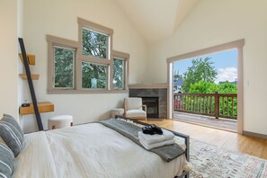 3 bedrooms, desk, iron/ironing board, free WiFi - Perch - City Oasis: Spacious, Cozy Home w/ Parking & Sunroom (Seattle)