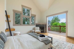 3 bedrooms, iron/ironing board, free WiFi, bed sheets - Perch - City Oasis: Spacious, Cozy Home w/ Parking & Sunroom (Seattle)