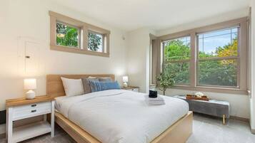 3 bedrooms, desk, iron/ironing board, free WiFi