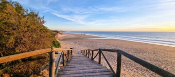 Luxury ground-floor apartment with private garden, just 3 minutes from the beach