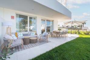 Outdoor dining - Luxury ground-floor apartment with private garden, just 3 minutes from the beach (chipiona)