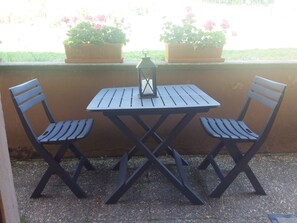 Outdoor dining - Quiet house with beautiful hiking trails to recharge your batteries (Maisonsgoutte)