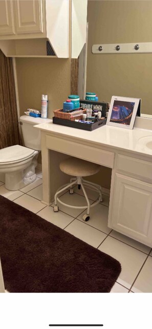 Combined shower/tub, hair dryer, towels, soap