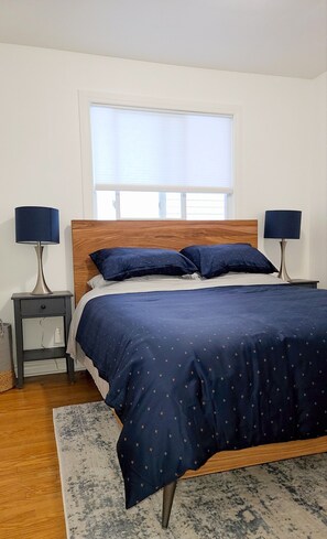 2 habitaciones, escritorio y tabla de planchar con plancha
