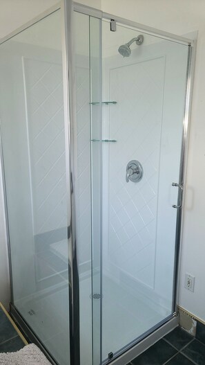 Badewanne, Whirlpool, Haartrockner, Handtücher