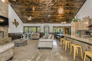 Smart TV, fireplace