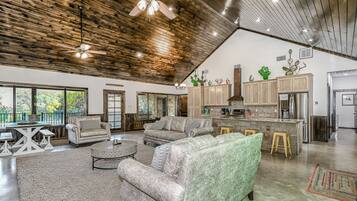 Smart-tv en een open haard