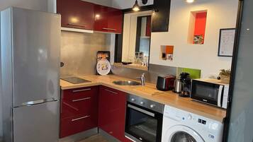 Kjøleskap, mikrobølgeovn, ovn og kaffetrakter/tekoker