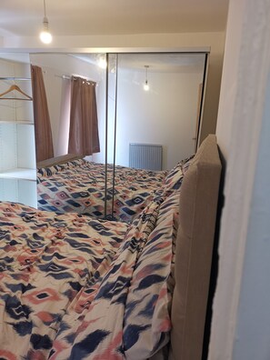 3 bedrooms, WiFi - The property is located 8 minutes walk to the Tilbury station. (Tilbury)