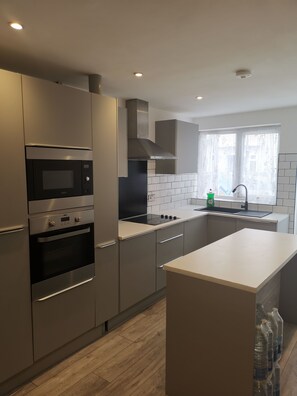 Private kitchen - The property is located 8 minutes walk to the Tilbury station. (Tilbury)