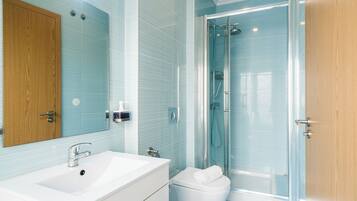 Double Room | Soundproofing, free WiFi, bed sheets