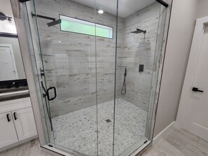 Combined shower/bathtub, towels - Lakehouse on Lake Barkley (Cadiz)