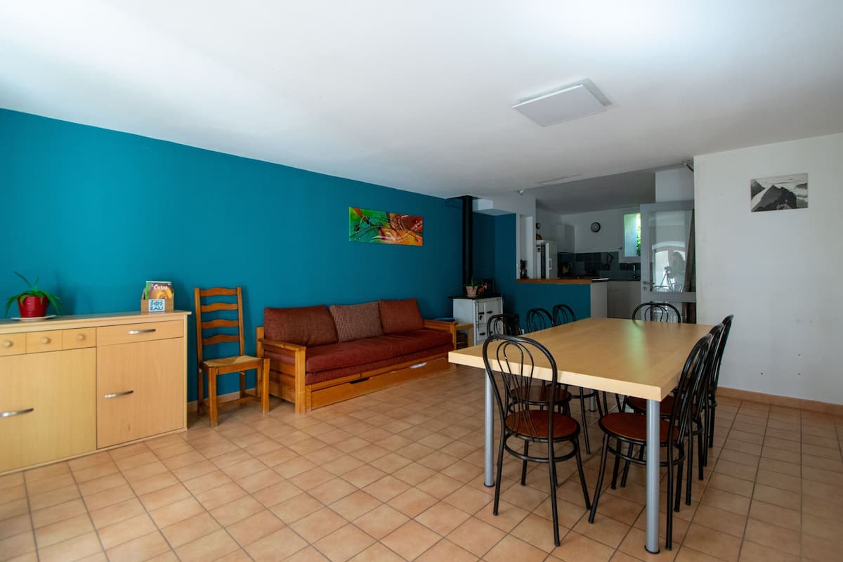 Un espace de vie compact comprenant un coin repas, une kitchenette et un canapé.