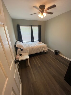 Room - Cheerful 4 Bedroom Home Located Near Theme Parks!! (Tampa)