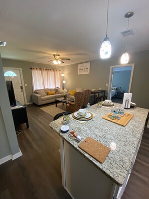 Living area - Cheerful 4 Bedroom Home Located Near Theme Parks!! (Tampa)