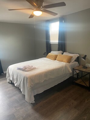 Room - Cheerful 4 Bedroom Home Located Near Theme Parks!! (Tampa)