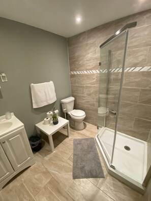 Bathroom - Cheerful 4 Bedroom Home Located Near Theme Parks!! (Tampa)