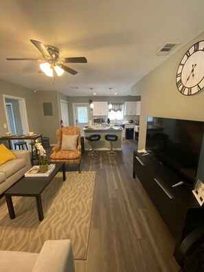 Living area - Cheerful 4 Bedroom Home Located Near Theme Parks!! (Tampa)