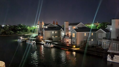 Spacious 3-bedroom apartment on the Marina - 850m from the beach!