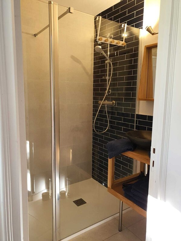 Een bad, een haardroger, handdoeken