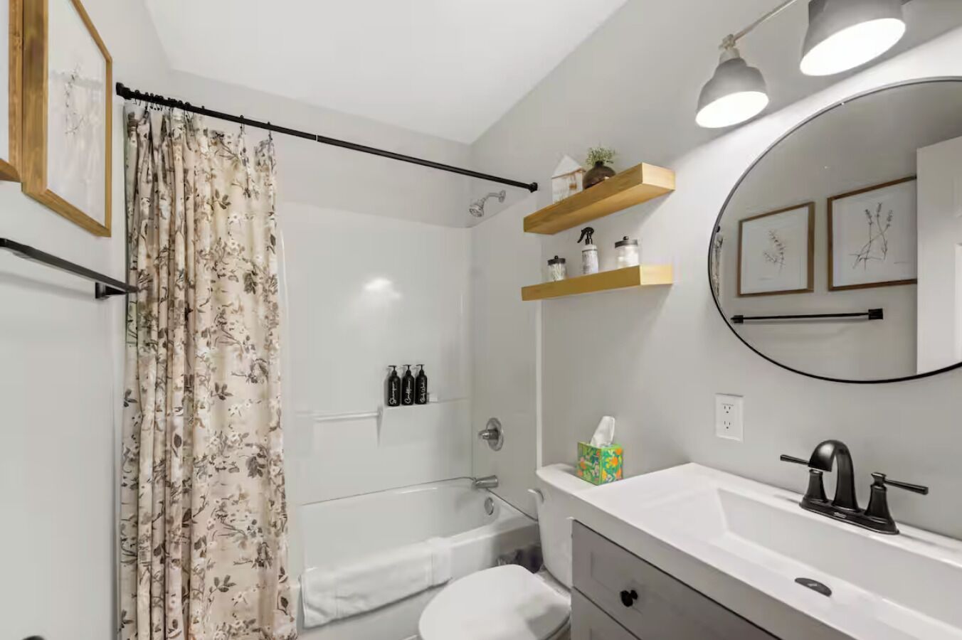 Ducha y bañera combinadas, secador de pelo, toallas y jabón