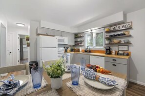 Fridge, microwave, oven, stovetop - Family Friendly & Cheerful Blue Jay Ranch House close to KSU stadium  (Manhattan)