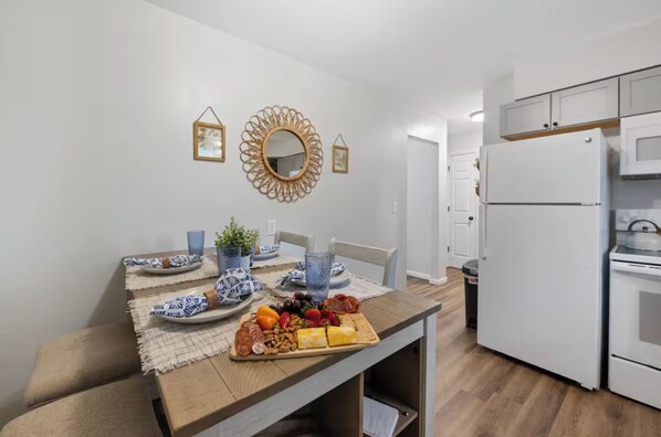 Dining - Family Friendly & Cheerful Blue Jay Ranch House close to KSU stadium  (Manhattan)