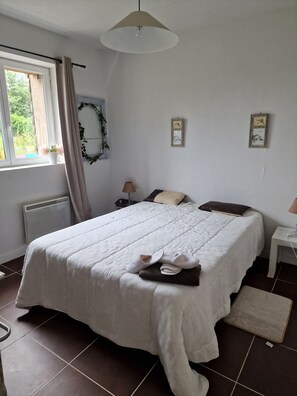 6 bedrooms, desk, iron/ironing board, WiFi