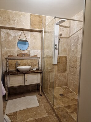 Dusche, Haartrockner, Handtücher, Seife