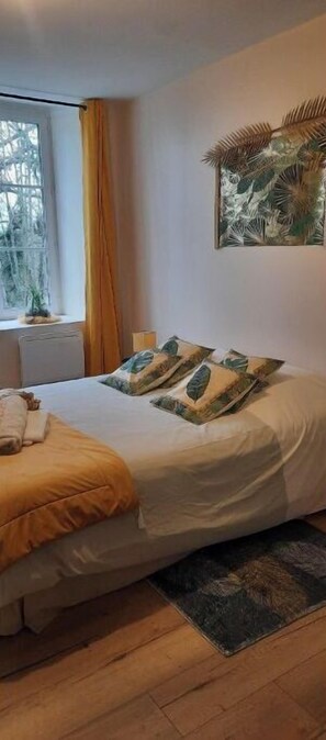 6 habitaciones, escritorio, tabla de planchar con plancha y wifi 