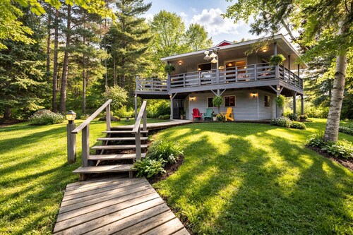 Spacious 3+1 BR, 2 Bath Cottage with Fire Pit and Pool Table