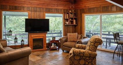 Spacious 3+1 BR, 2 Bath Cottage with Fire Pit and Pool Table