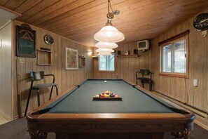 Game room - Spacious 3+1 BR, 2 Bath Cottage with Fire Pit and Pool Table (Brighton)