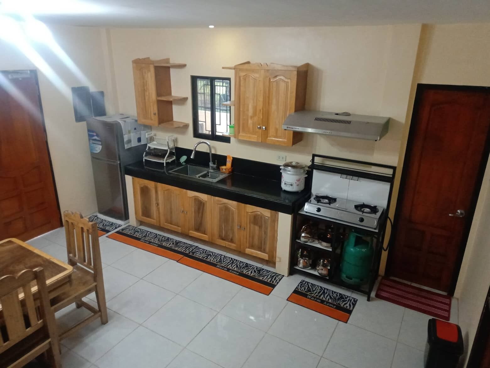 House | Private kitchen | Fridge, stovetop, electric kettle