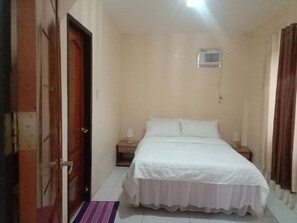5 bedrooms, iron/ironing board, free WiFi, bed sheets - Charming and Relaxing 7-bed House in Mati City, (Mati)