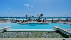 Une piscine avec vue sur la plage et l’océan.