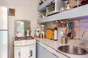 Refrigerador, microondas, horno, cafetera/tetera