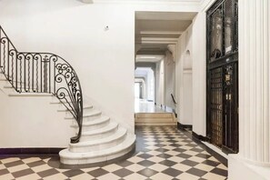 المنشأة من الداخل