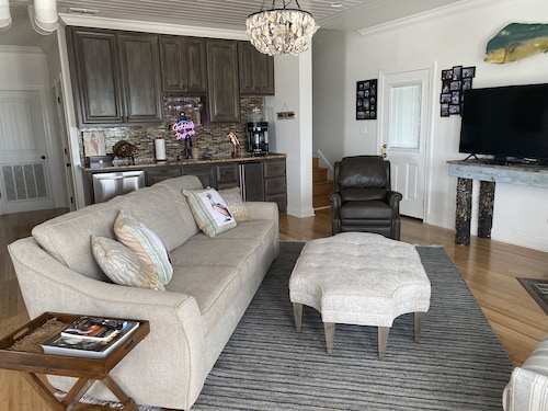 4 floor costal home - large outdoor entertainment & cooking area - pool splash