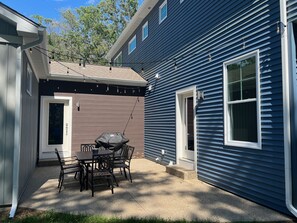 Outdoor dining - Relaxing Modern Cottage in Grand Haven (Grand Haven)