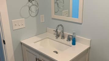 Ensemble douche/baignoire, sĂšche-cheveux, papier toilette