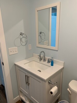 Ensemble douche/baignoire, sèche-cheveux, papier toilette