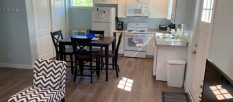 Brand new 2 bedroom carriage house with patio in the heart of Frankfort!