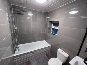 Căn hộ, 2 giường cỡ queen | Phòng tắm | Buồng tắm vòi sen, khăn tắm 