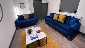 Apartment, 2 Queen Beds | Living room - Cardiff Castle & River Side Flat, The Stadium View (Cardiff)