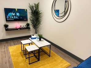 Apartment, 2 Queen Beds | Living room