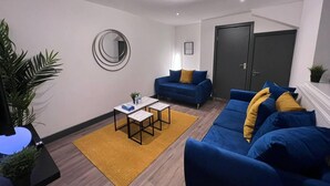 Apartment, 2 Queen Beds | Living room - Cardiff Castle & River Side Flat, The Stadium View (Cardiff)