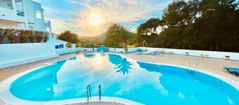 FLAT Surrounded by nature, with pool, and beach nearby